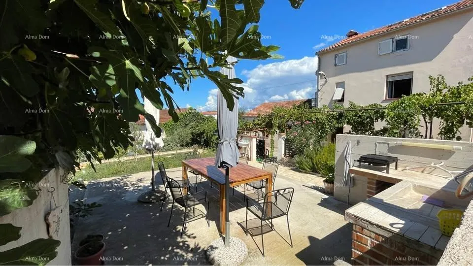 Kuća Prodaja- dvije kuće na odličnoj lokaciji s pogledom na more – Medulin, Vinkuran!