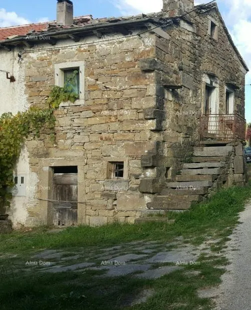 Kamena kuća Izvrsna prilika! Kamena kuća za obnovu s velikom okućnicom, blizina Buzeta!