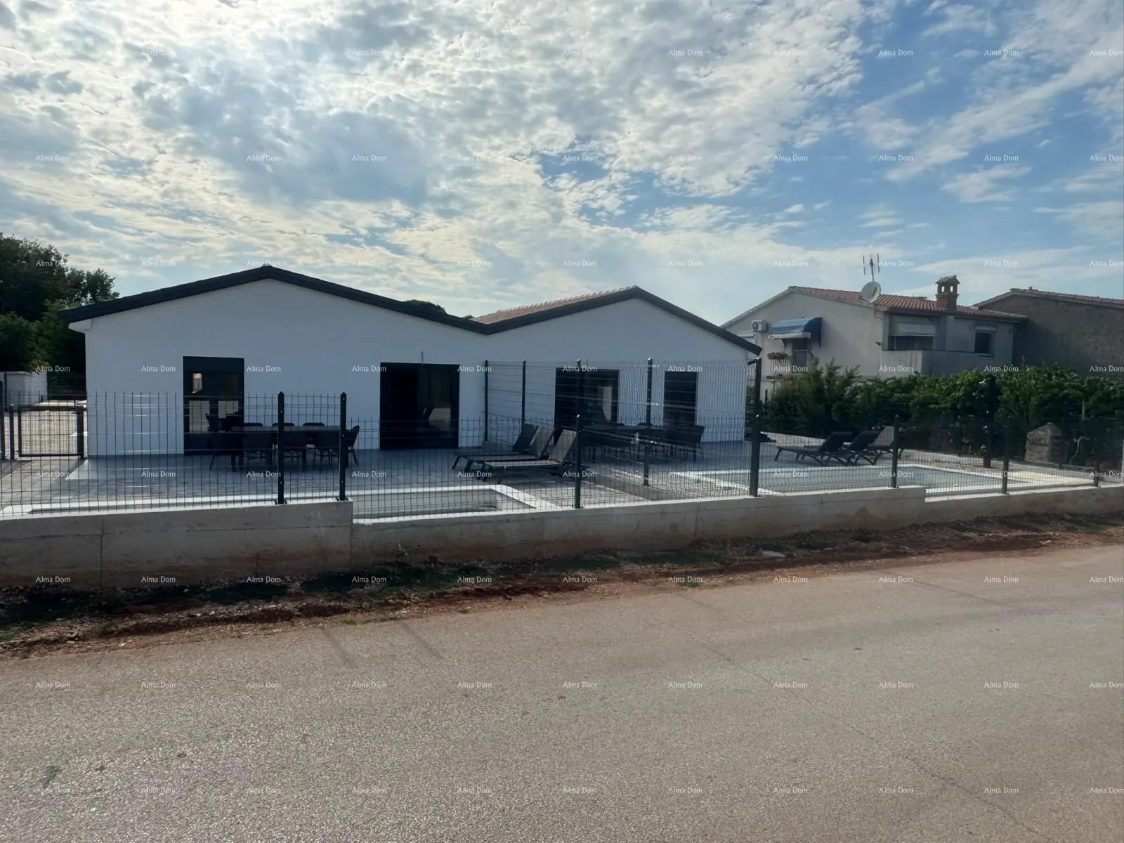 kuća prodaja- dvojna prizemnica s grijanim bazenom,7 km do centra grada poreč! - slika 5