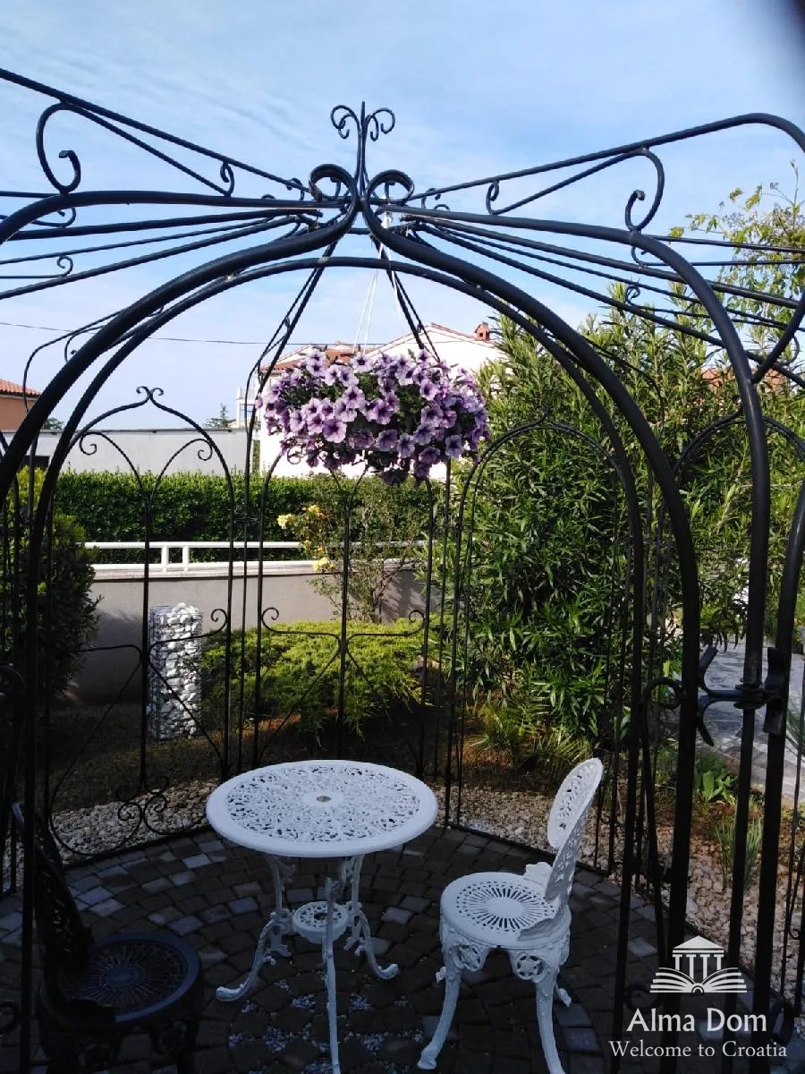 kuća luksuzna villa sa bazenom, velikom i uređenom okućnicom. - slika 13