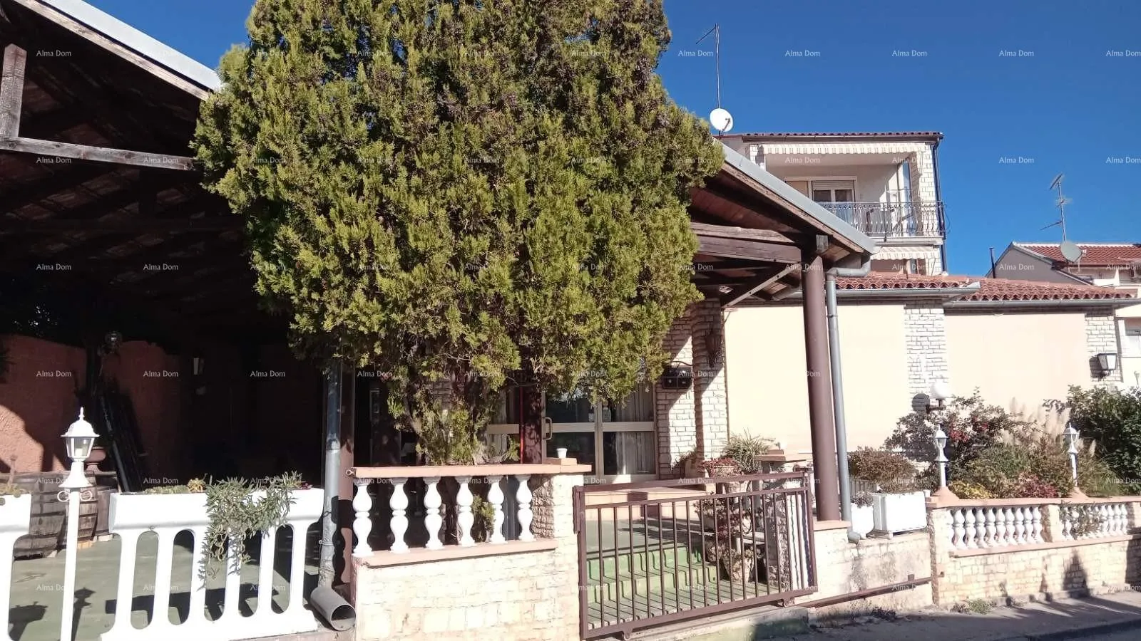 Kuća Veruda. Prodaja kuće s apartmanima u Puli blizu mora, s pogledom na more