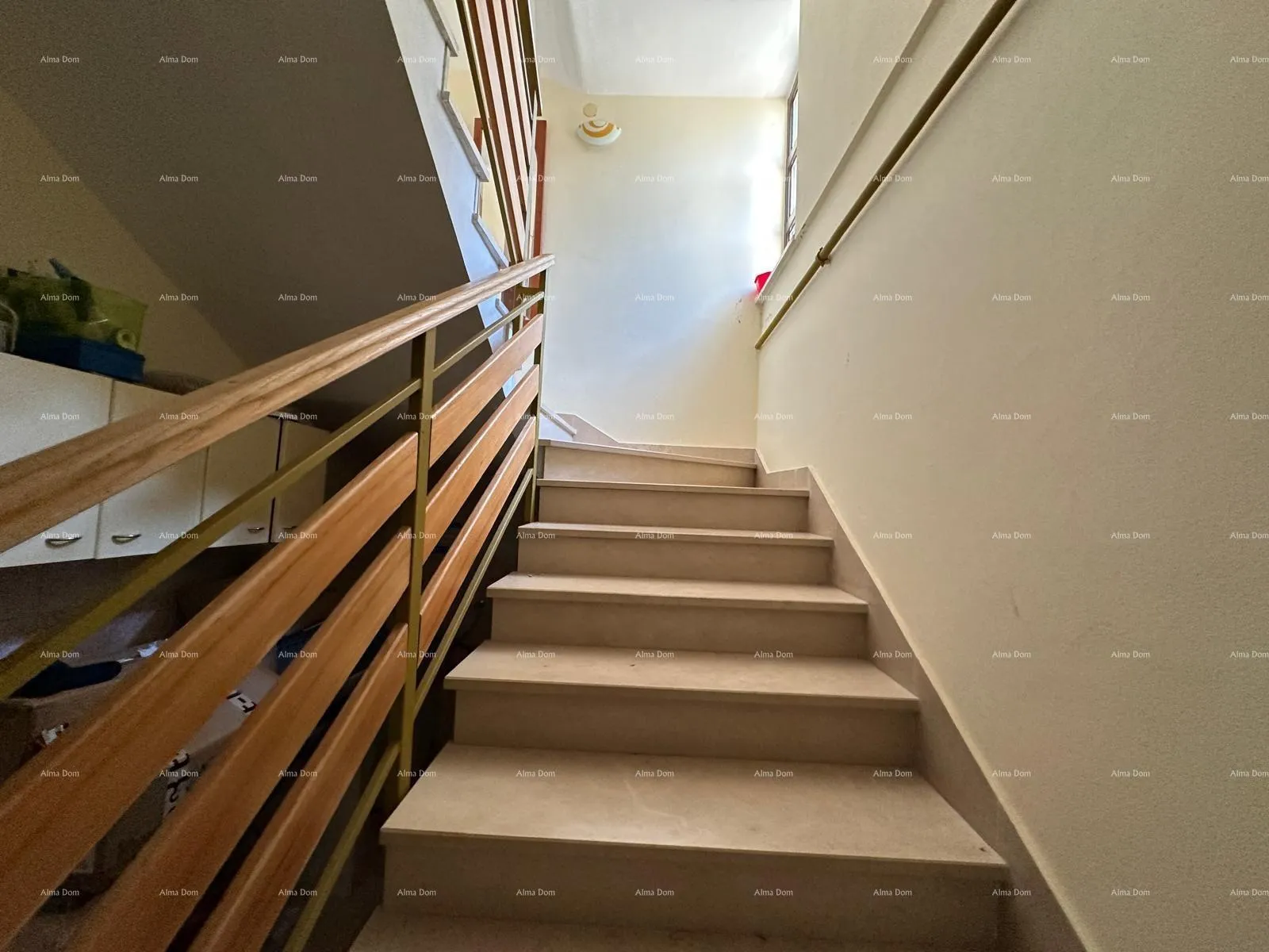 kuća prodajemo kuću sa pet apartmana na odličnoj lokaciji! - slika 3