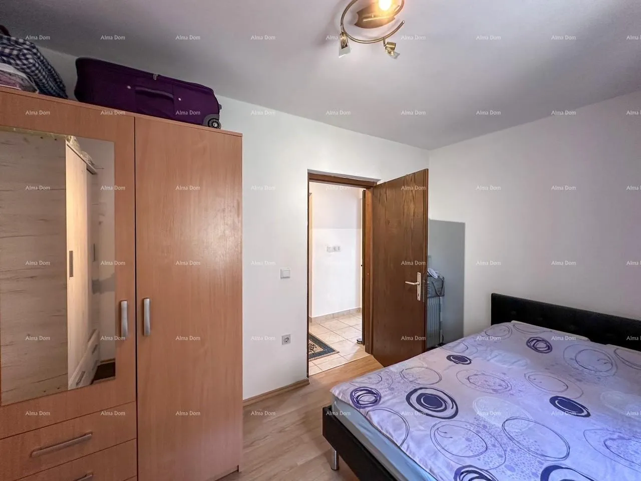 kuća prodajemo kuću sa dva stana u valbandonu. - slika 27