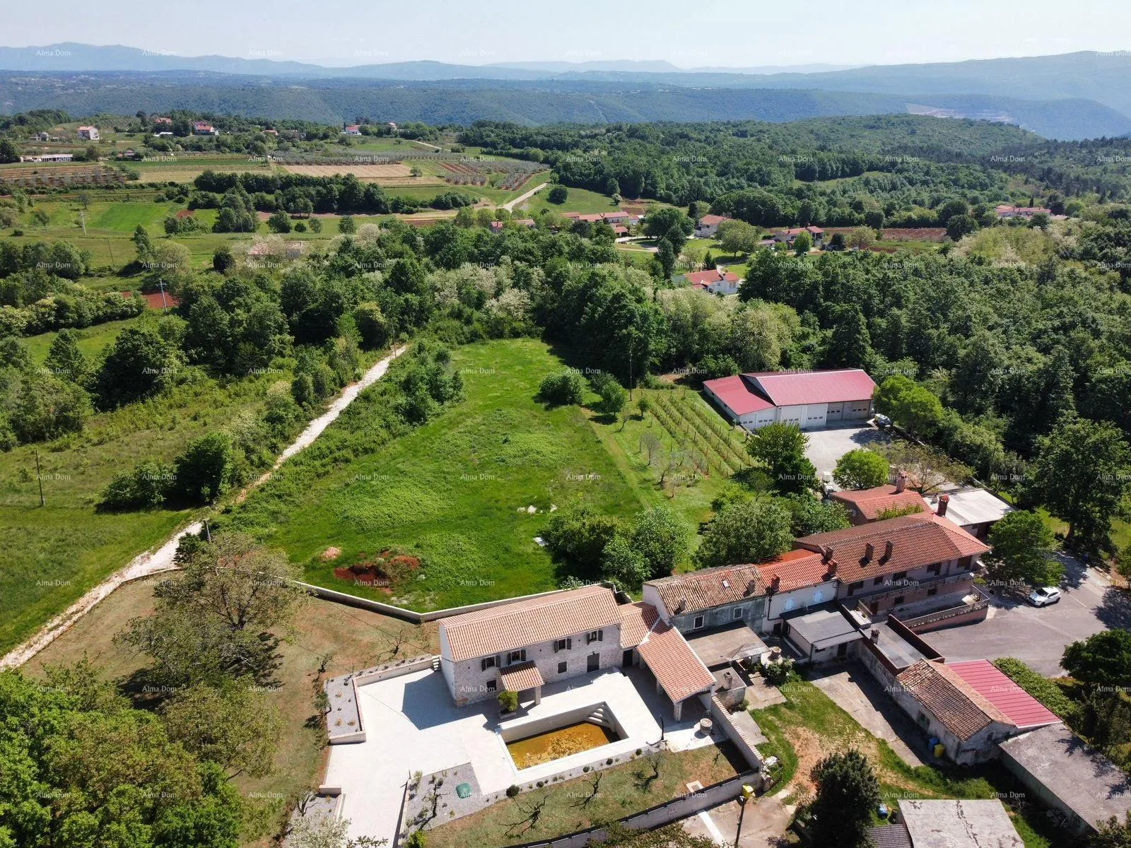 Građevinsko zemljište BARBAN - Građevinsko zemljište s projektom (polovica duplexa), 15 minuta do mora