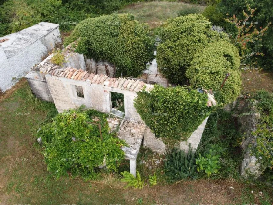 Kuća Stare ruševne kuće na velikom terenu od 6880 m2.