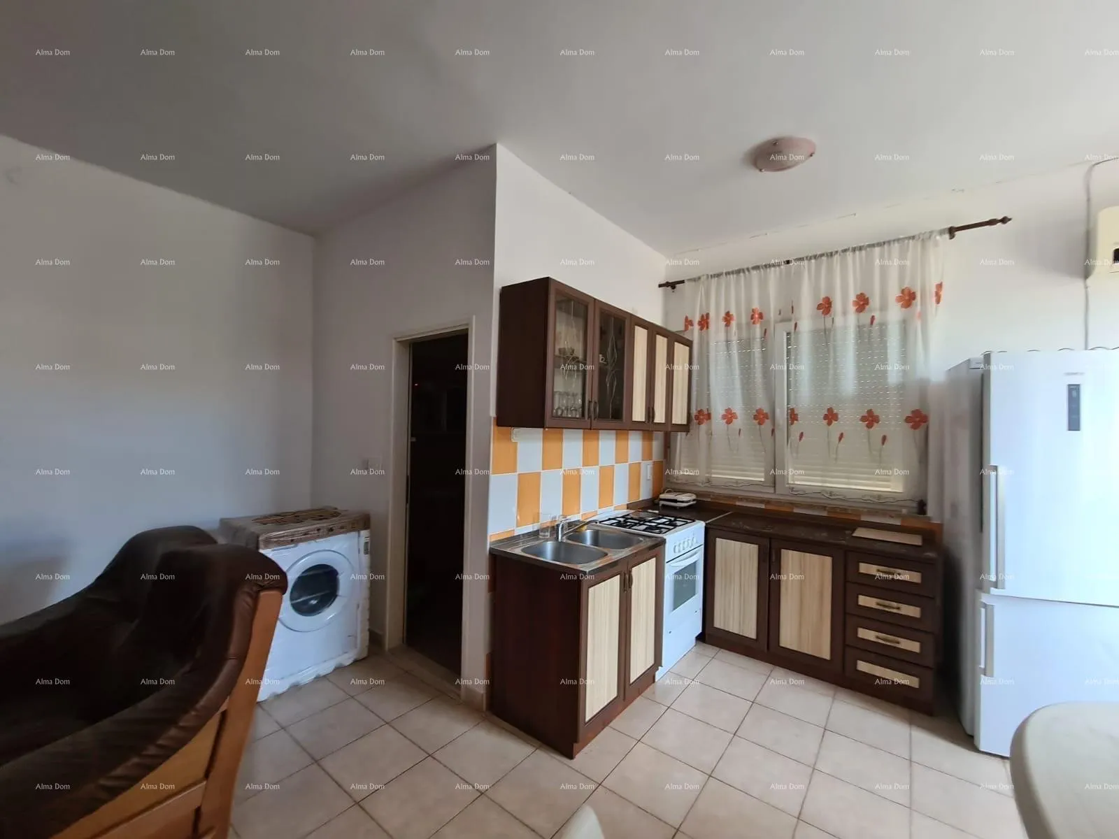 kuća prodaja, ližnjan , kuća u nizu sa tri apartmana. - slika 24