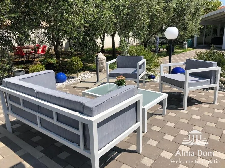 kuća luksuzna villa sa bazenom, velikom i uređenom okućnicom. - slika 4