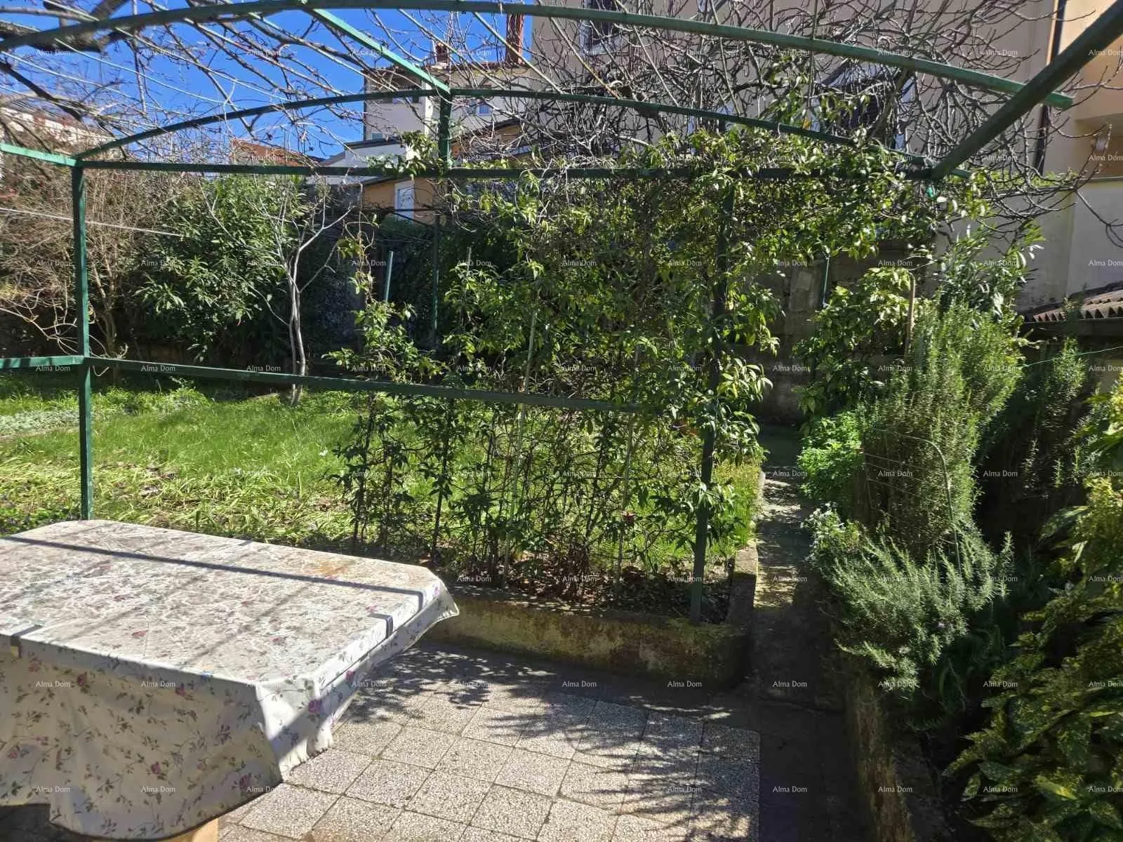 kuća pula blizina nove pulske bolnice. kaštanjer – kuća s dva odvojena stana, garažom i vrtom od 250 m2 - prodaja! - slika 9
