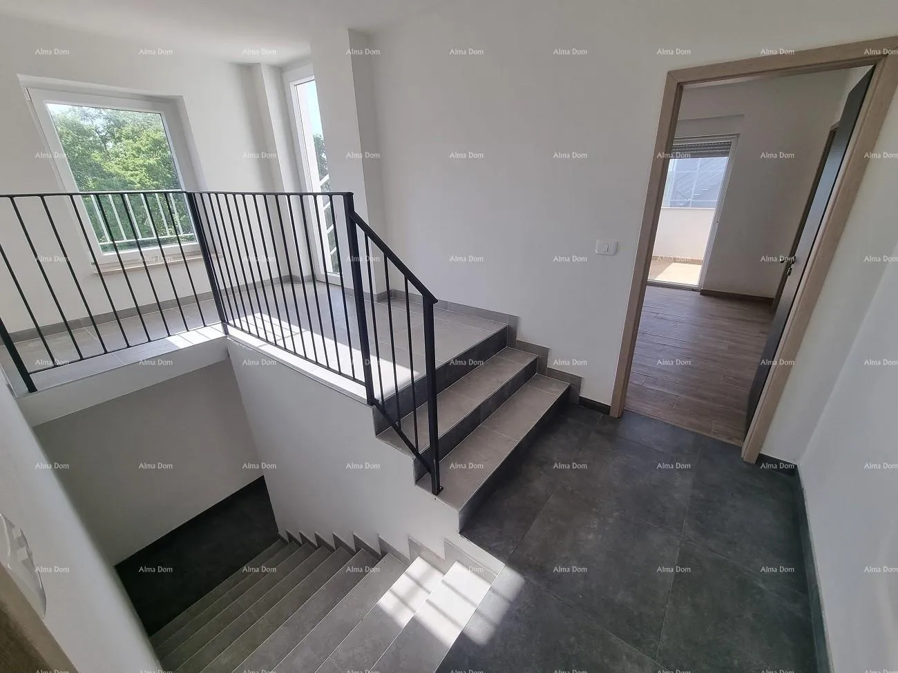 kuća moderna duplex kuća s krovnom terasom i panoramskim pogledom na more - slika 20