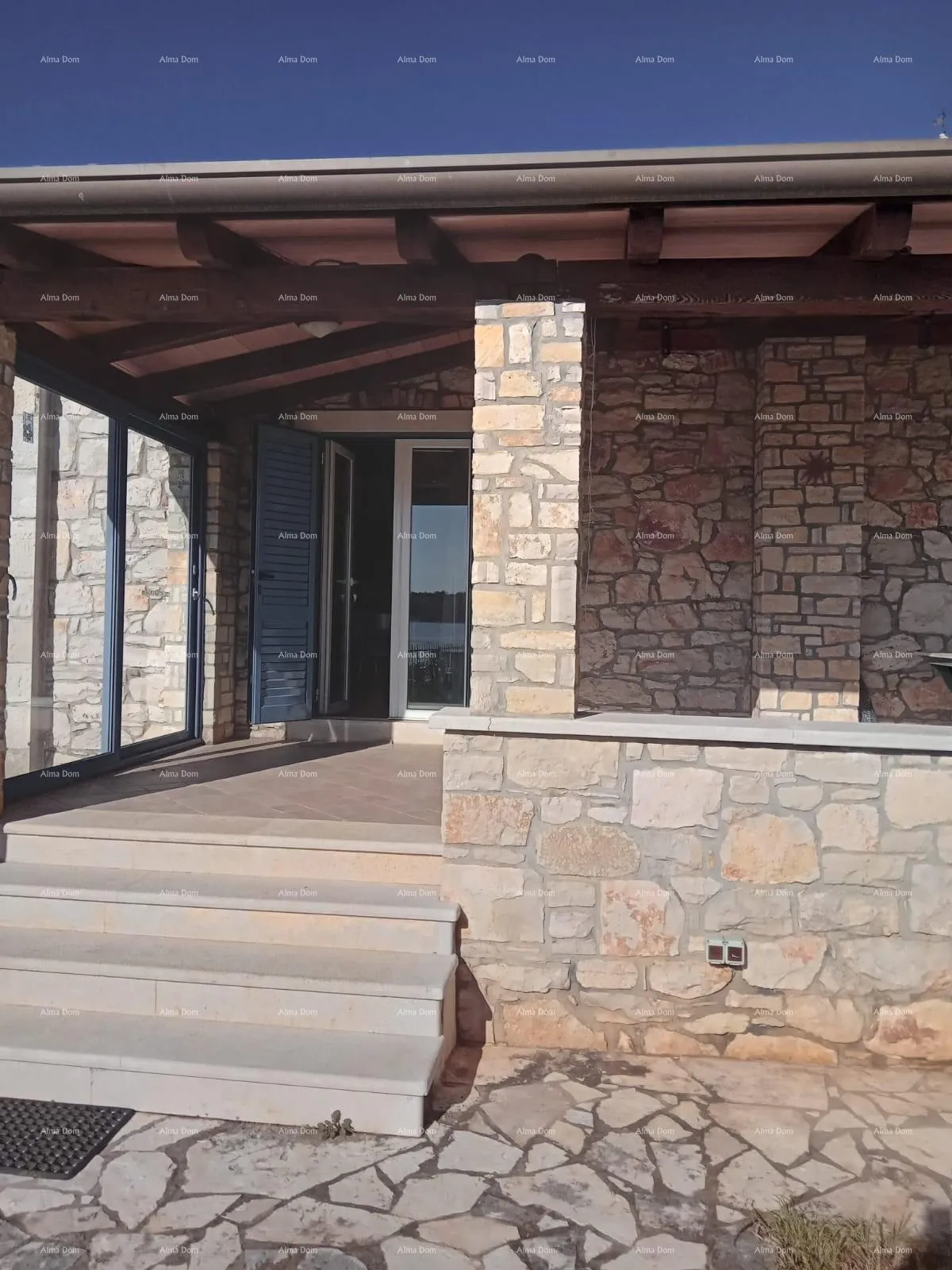 kuća blizina grada umaga. prodaje se duplex kuća, 123.65 m2 na samoj obali mora, 10 metara do mora. - slika 20