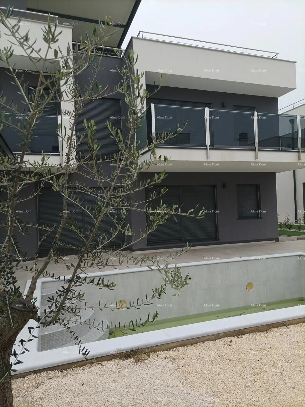 kuća moderna vila za odmor u zatvorenom kompleksu sa vilama na samoj obali mora. - slika 3