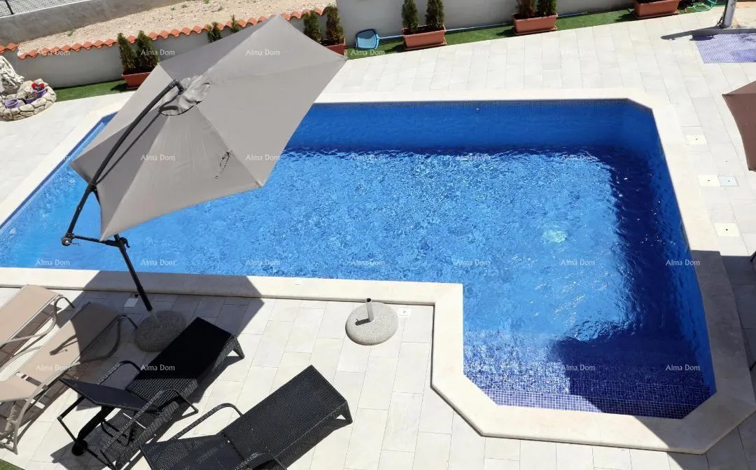kuća samostojeća sa pogledom na more, udaljena od plaže i mora cca 500 metara. - slika 16
