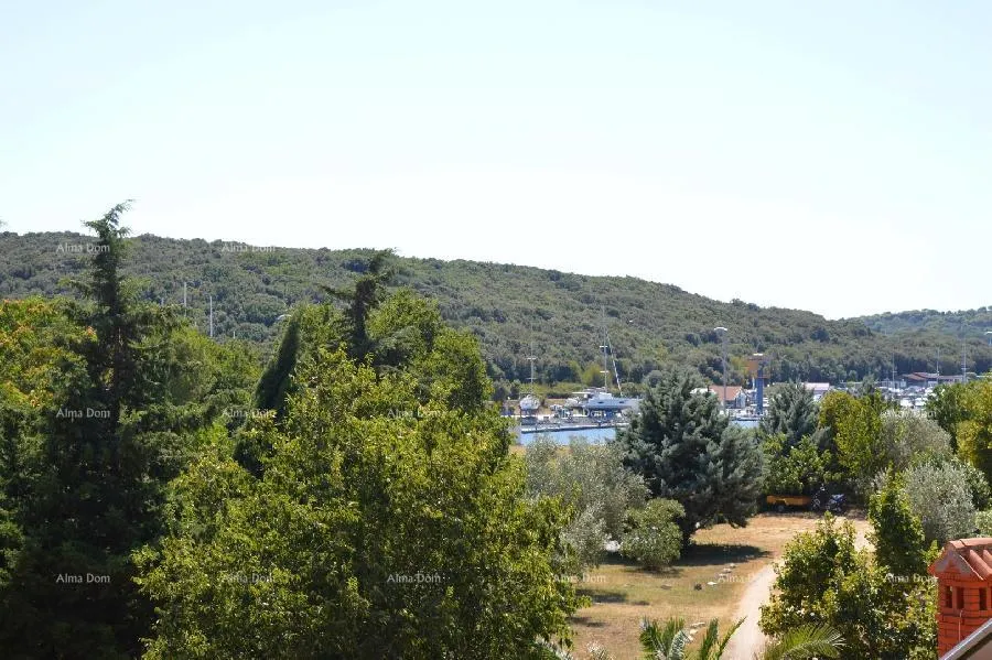 kuća kuća sa četri odvojena stana. 1 km do verudele. - slika 10