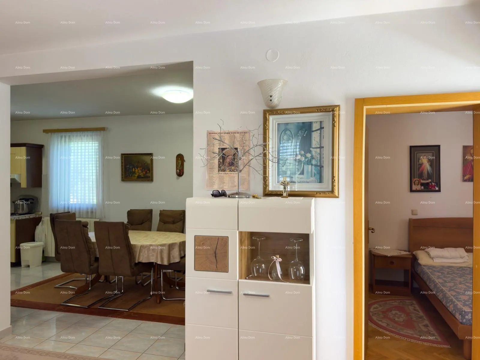 kuća prodajemo apartmansku kuću na mirnoj lokaciji u medulinu! - slika 9