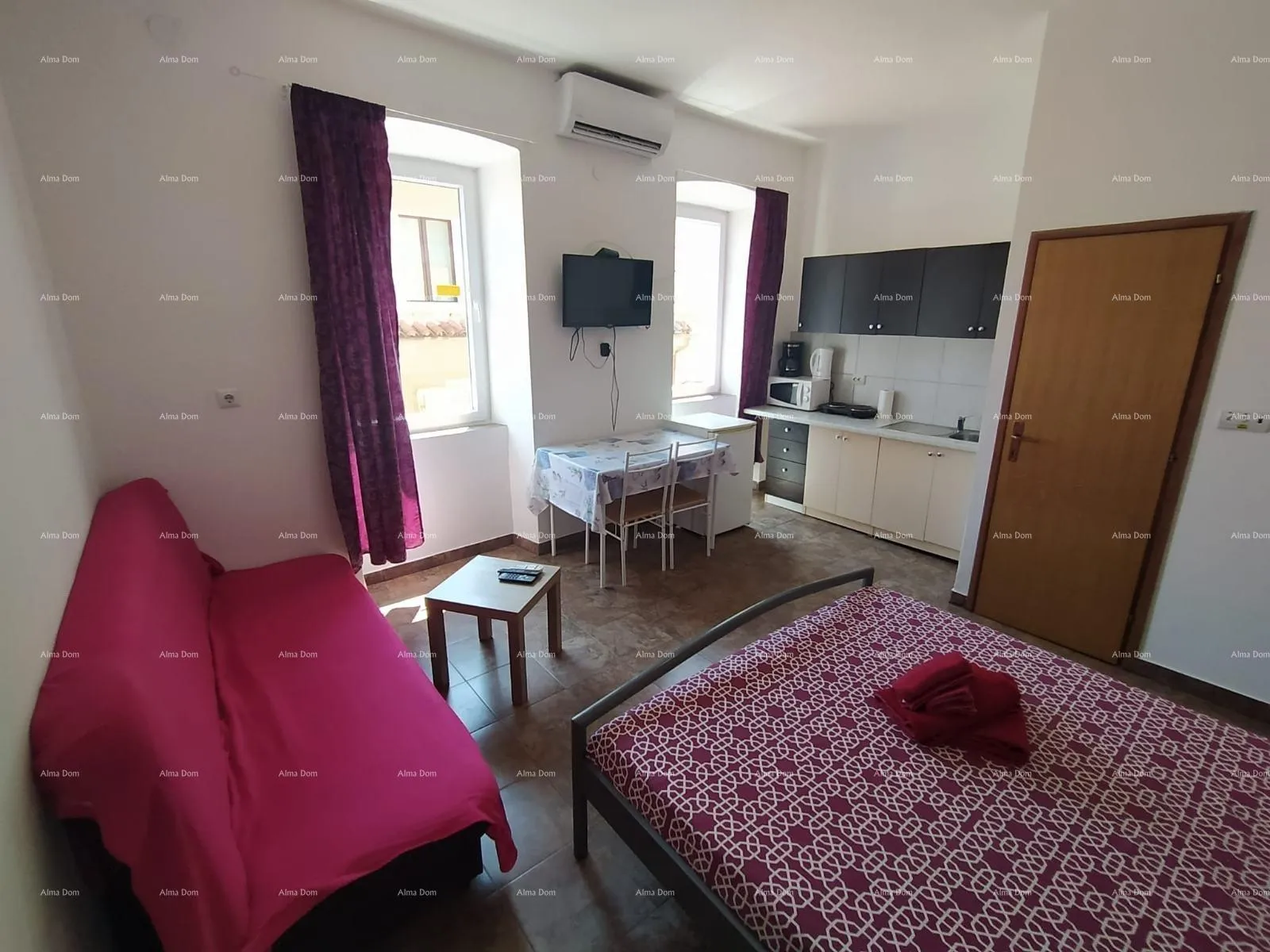 Stan Pula, strogi centar – 90,30 m² | 4 uređena studio apartmana | Pogled na Zlatna vrata | Uhodan turistički posao