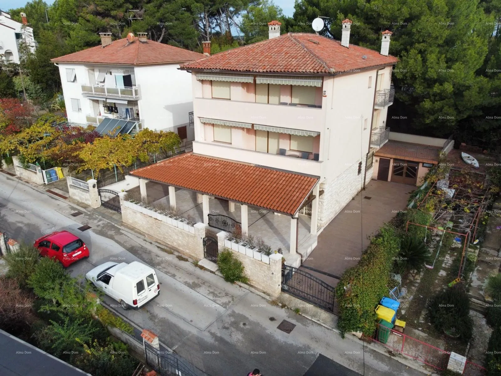 Kuća Pula. Zelenika! Samostojeća kuća s garažom! Blizina plaže i mora na samo 50 metara!