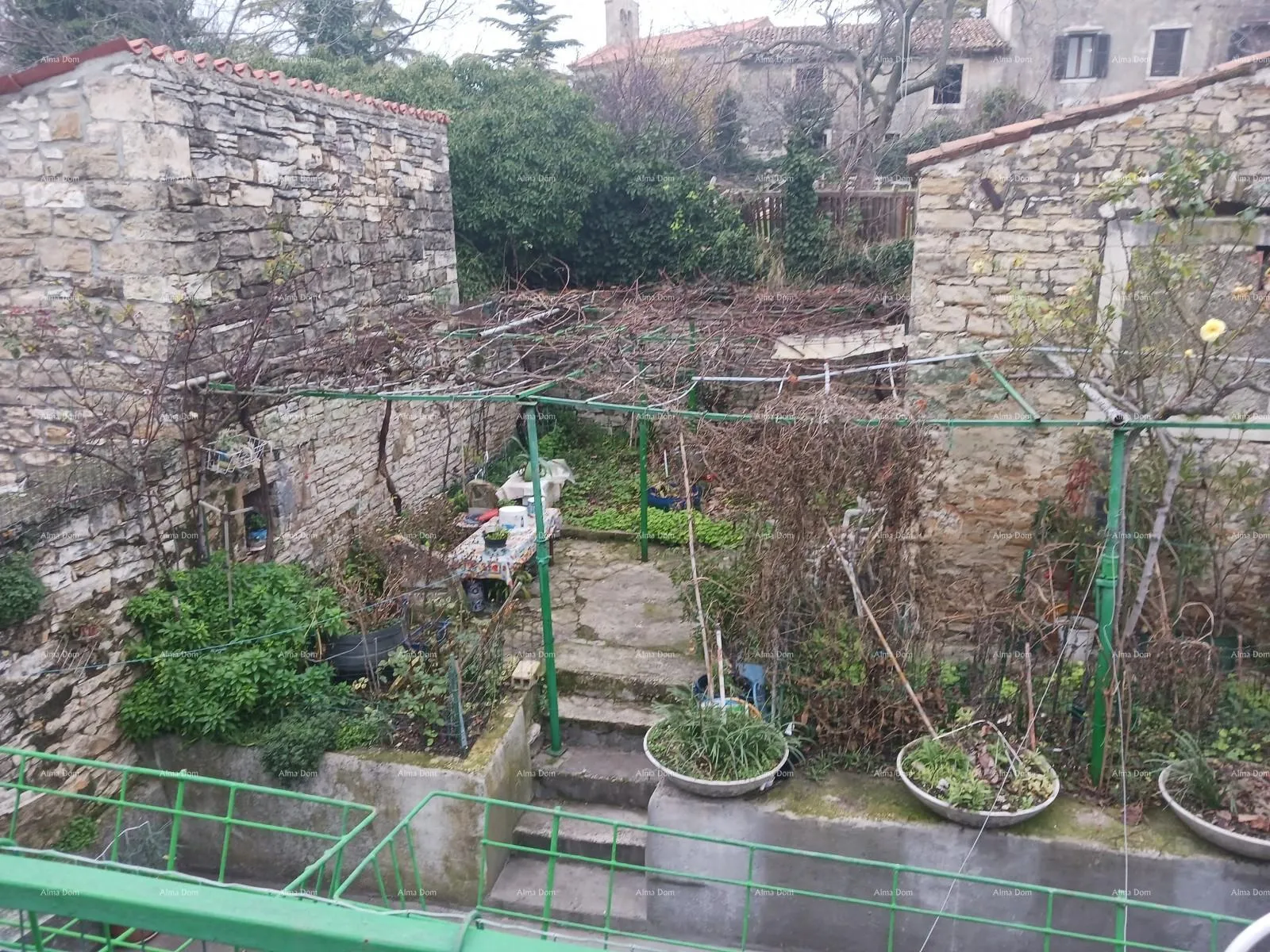 kuća prodaja kuće sa dvorištem u nepodrednoj blizini centra, buje! - slika 2