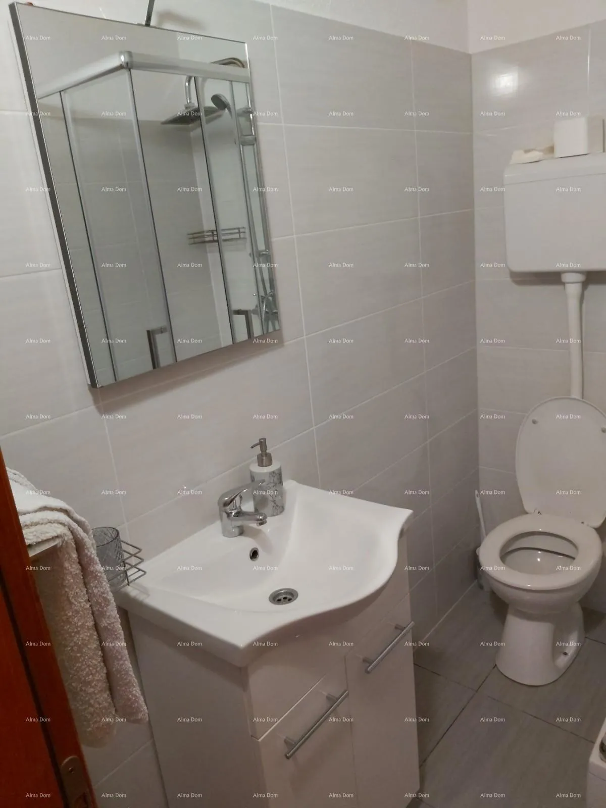 kuća prodaja- kuća sa konobom, velikom terasom, dva trosobna stana, dvorištem. odlična prilika za investiranje! - slika 14