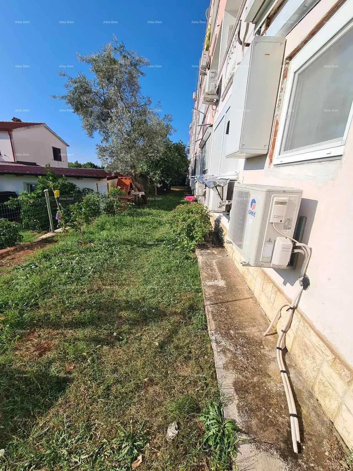 stan prizemni apartman s lođom i bazenom. medulin. - slika 21