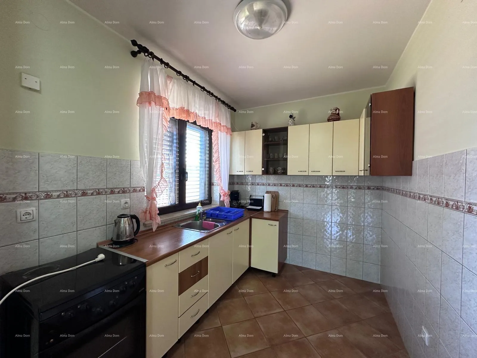 kuća prodajemo kuću sa pet apartmana na odličnoj lokaciji! - slika 16
