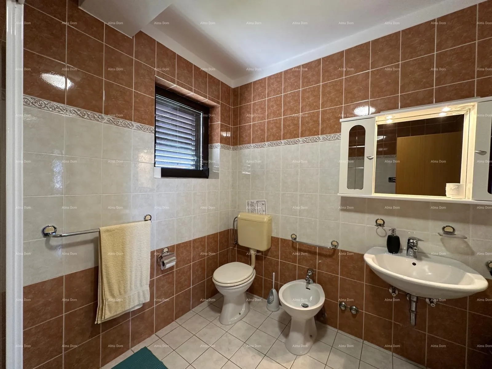 kuća prodajemo kuću sa pet apartmana na odličnoj lokaciji! - slika 13