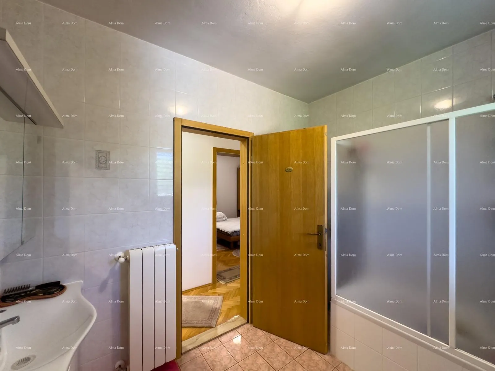 kuća prodajemo apartmansku kuću na mirnoj lokaciji u medulinu! - slika 19
