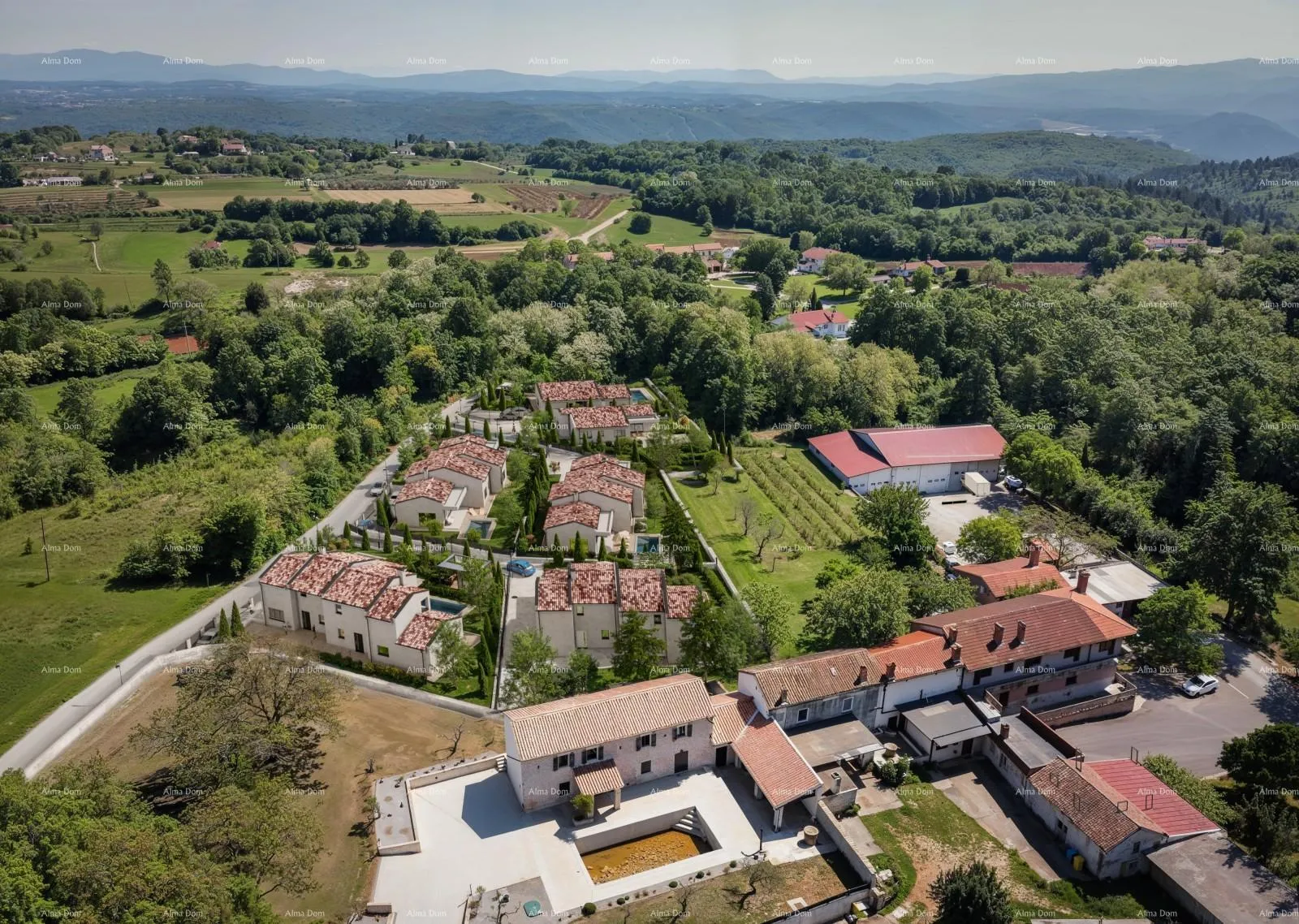 Kuća Prodaja prizemnice s bazenom u novom stambenom naselju, Barban!