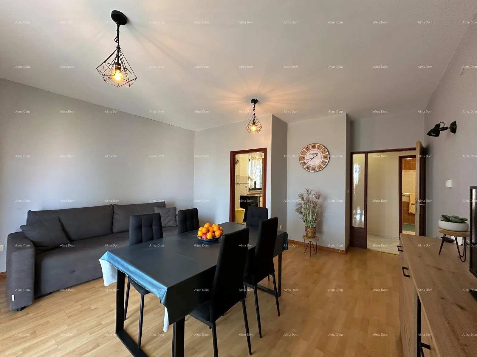 kuća prodajemo kuću sa pet apartmana na odličnoj lokaciji! - slika 26