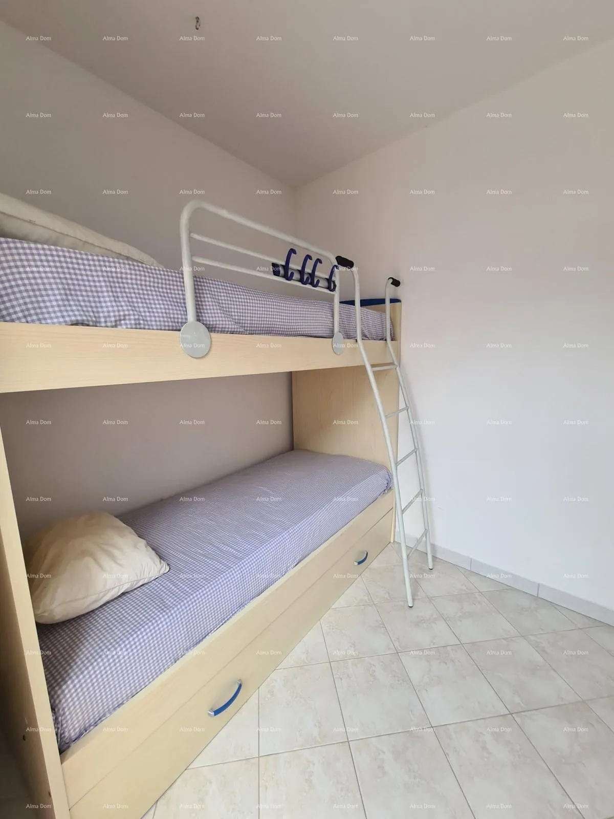 kuća kuća s pomoćnim objektom. medulin. centar. - slika 24