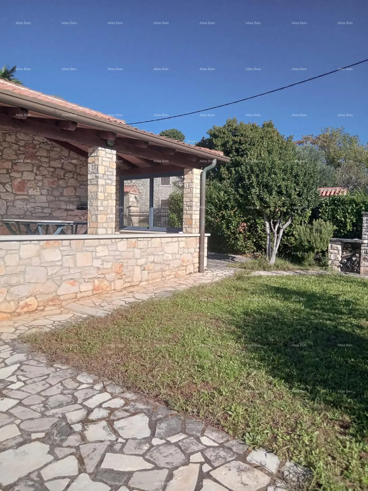 Kuća Blizina grada Umaga. Prodaje se duplex kuća, 123.65 m2 na samoj obali mora, 10 metara do mora.