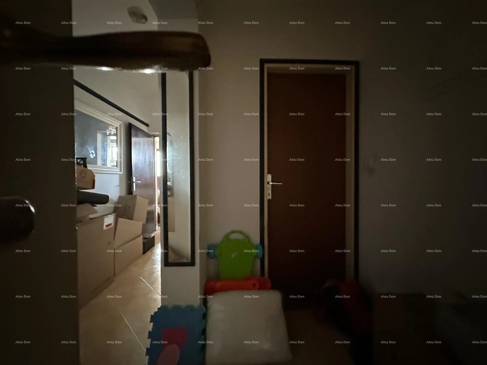 kuća prodajemo kuću sa pet apartmana na odličnoj lokaciji! - slika 7