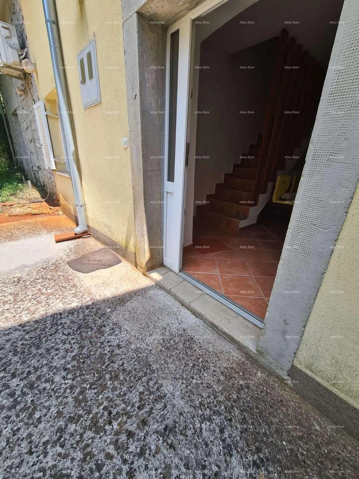 kuća prodaja kuće sa dvorištem i velikim zemljištem, barban - slika 21
