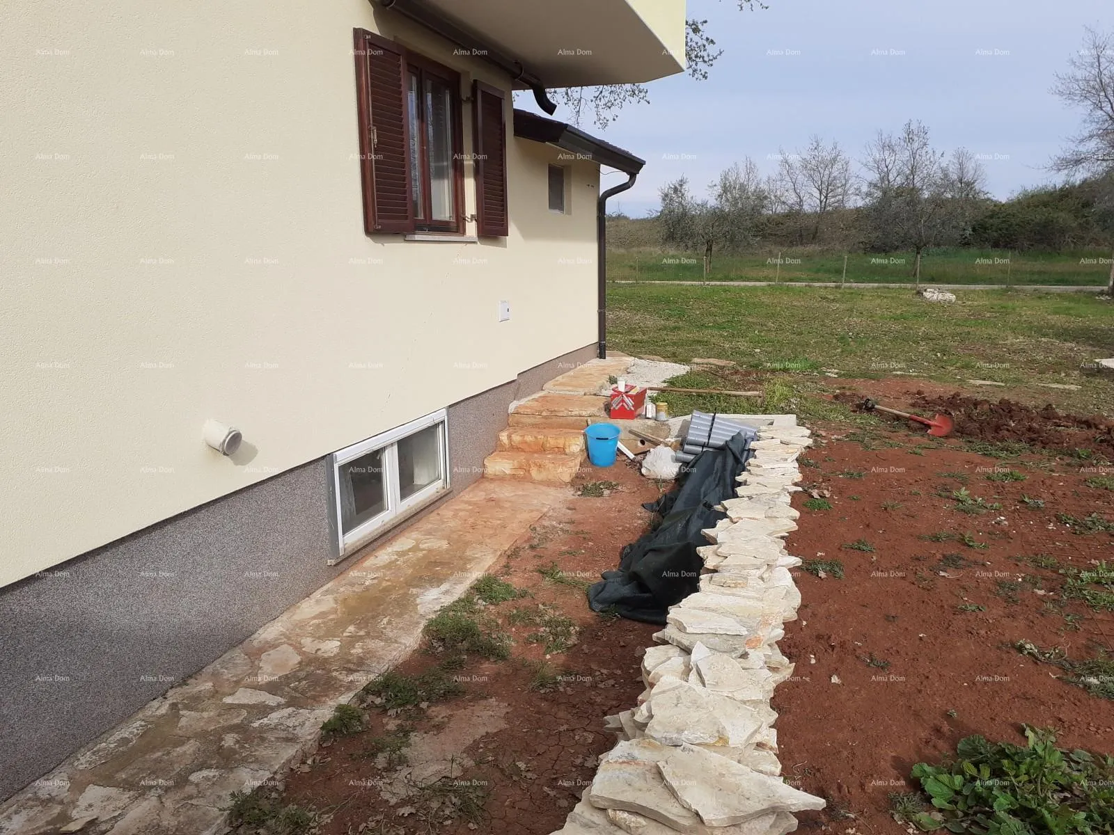 kuća novigrad - prodaja dva stana u obiteljskoj kući - slika 3