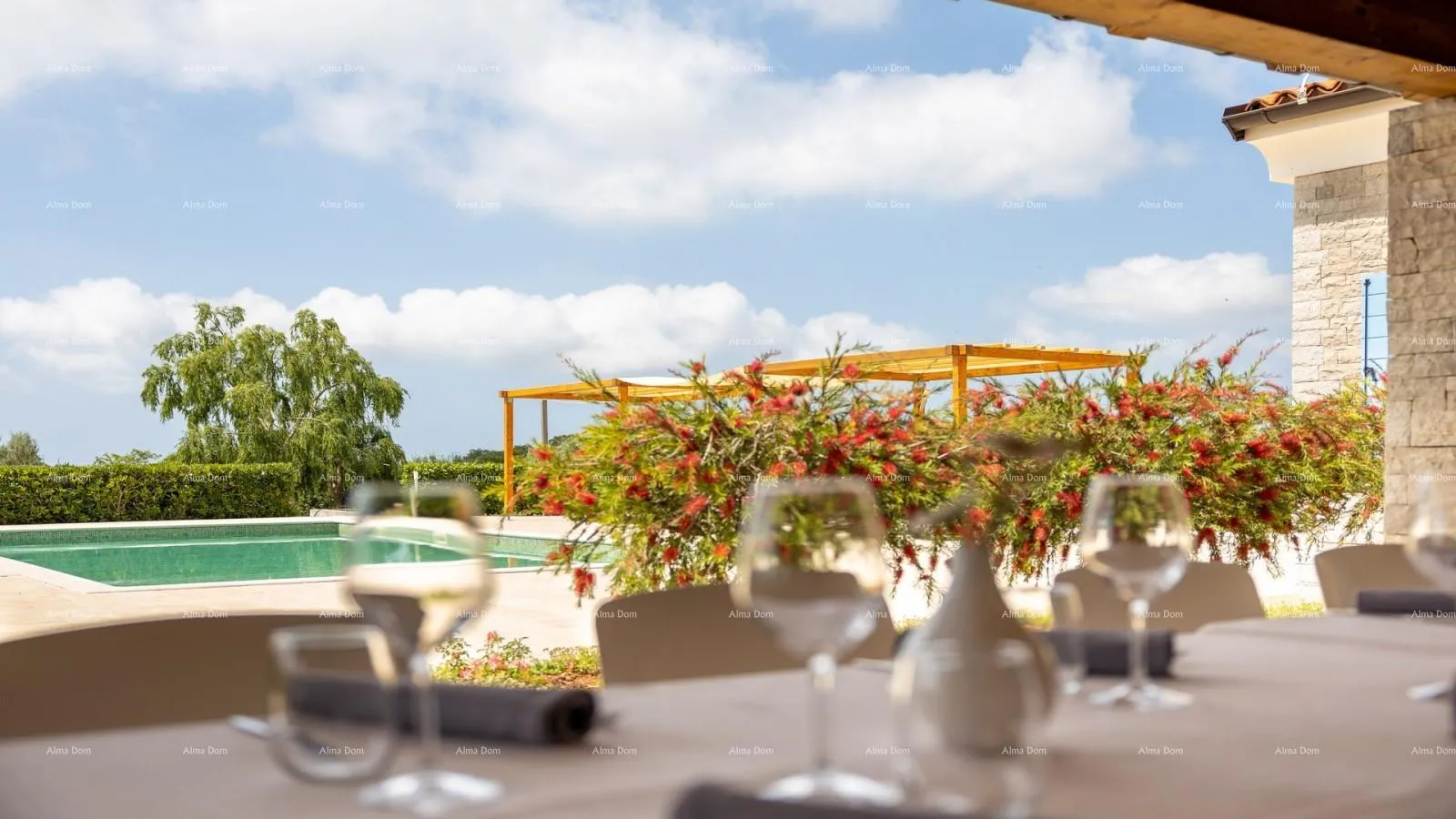 poslovni prostor hotel i restoran. blizina grada pule. veliki građevinski teren uz hotel, mogućnost gradnje vile. - slika 14
