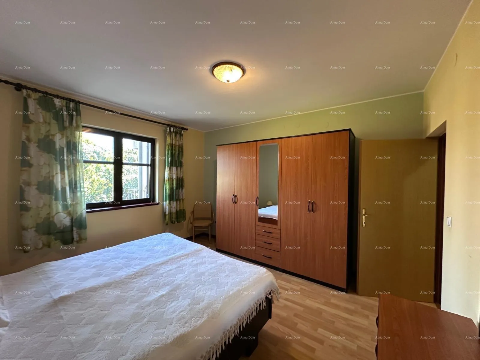 kuća prodajemo kuću sa pet apartmana na odličnoj lokaciji! - slika 32