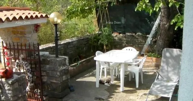 kuća kuća u blizini oprtlja, s dvorištem i pogledom na prirodu - slika 5