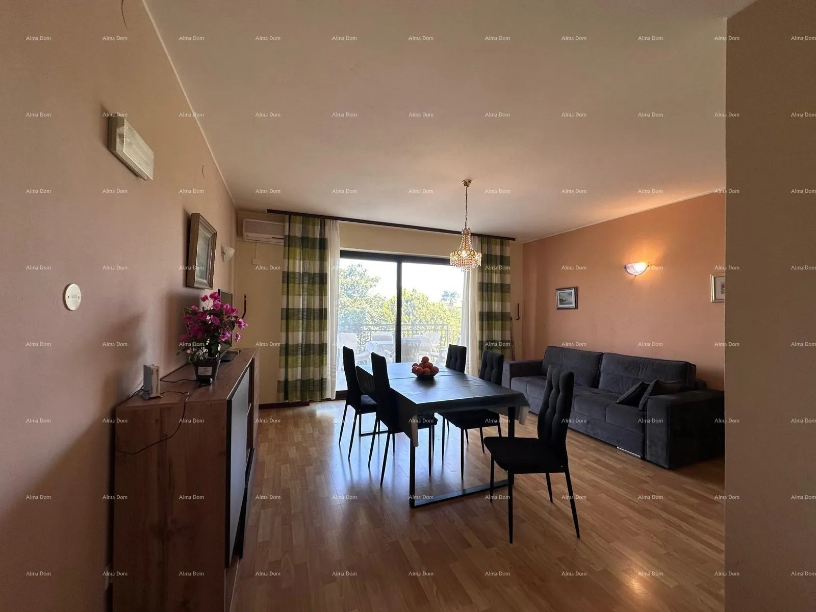 kuća prodajemo kuću sa pet apartmana na odličnoj lokaciji! - slika 24