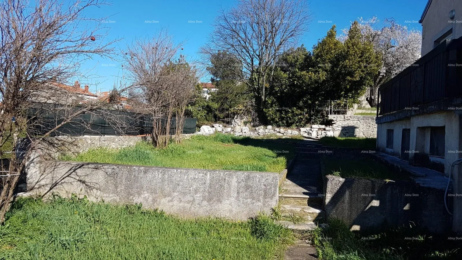 kuća pula! kuća s dva stana i velikim vrtom. blizina mup-a. - slika 5