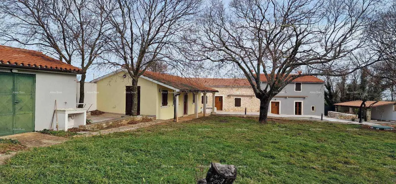 kuća na prodaju kuća s bazenom i dvorištem – mirno selo kraj barbana - slika 3