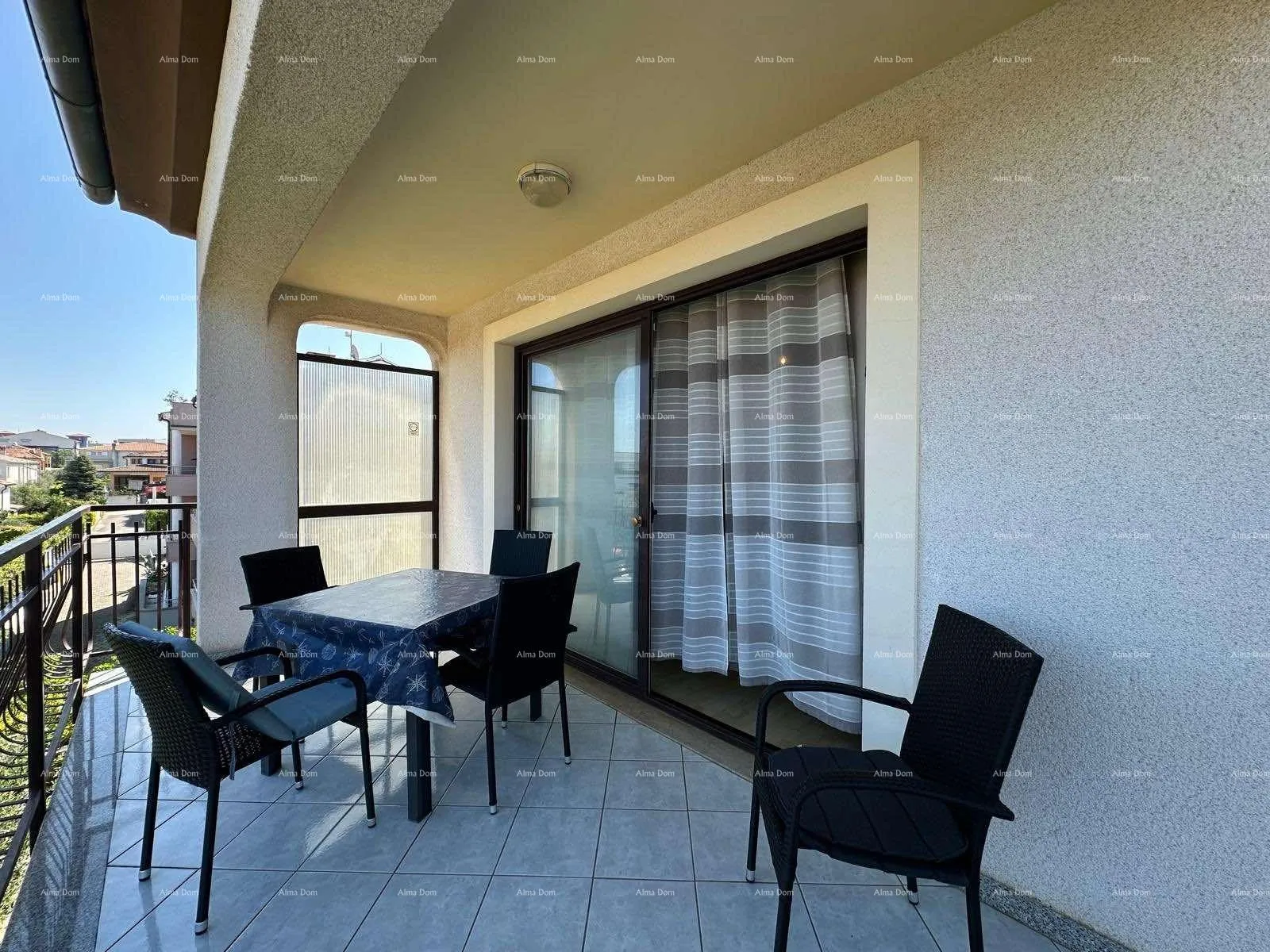 kuća prodajemo kuću sa pet apartmana na odličnoj lokaciji! - slika 27