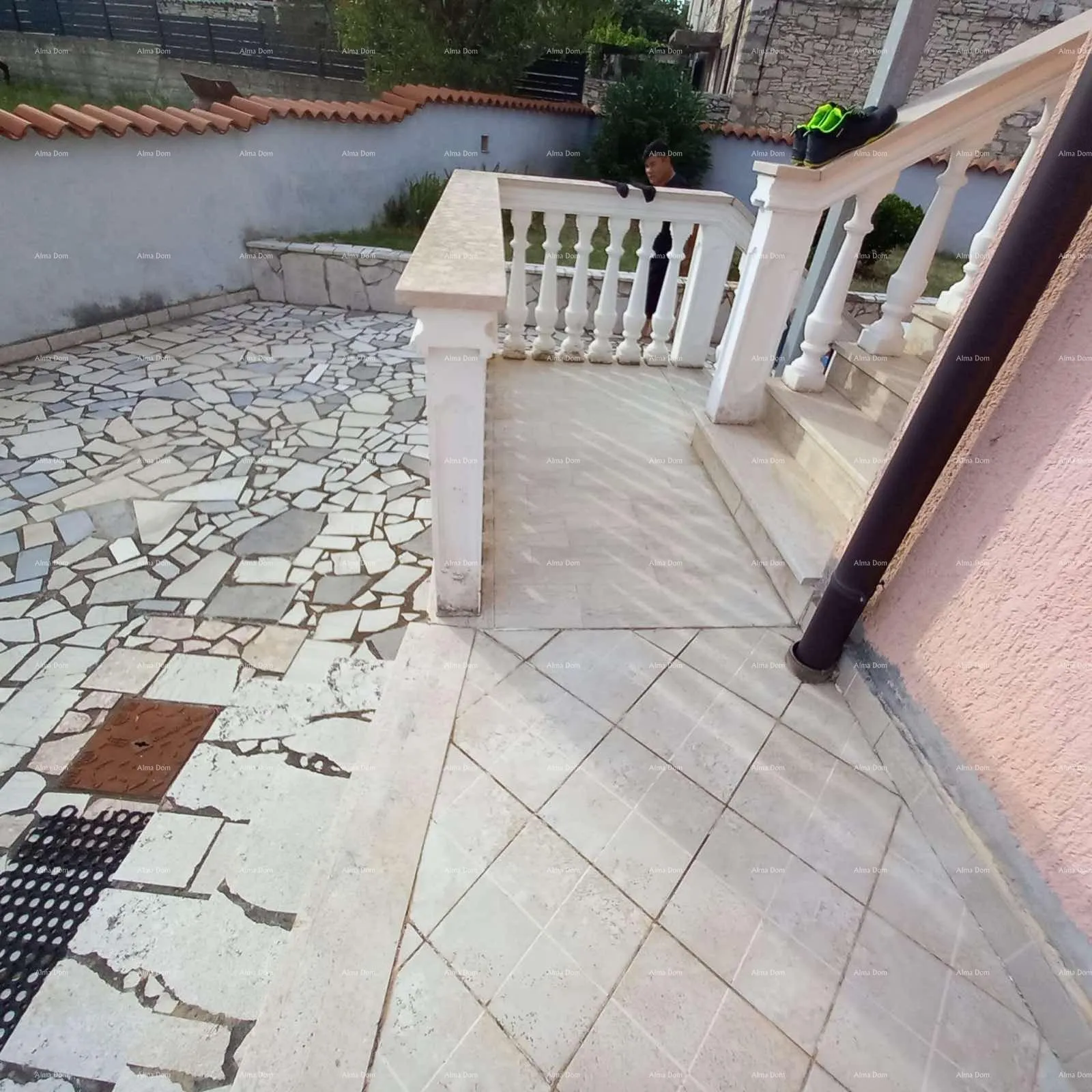 kuća prodaja, ližnjan , kuća u nizu sa tri apartmana. - slika 48