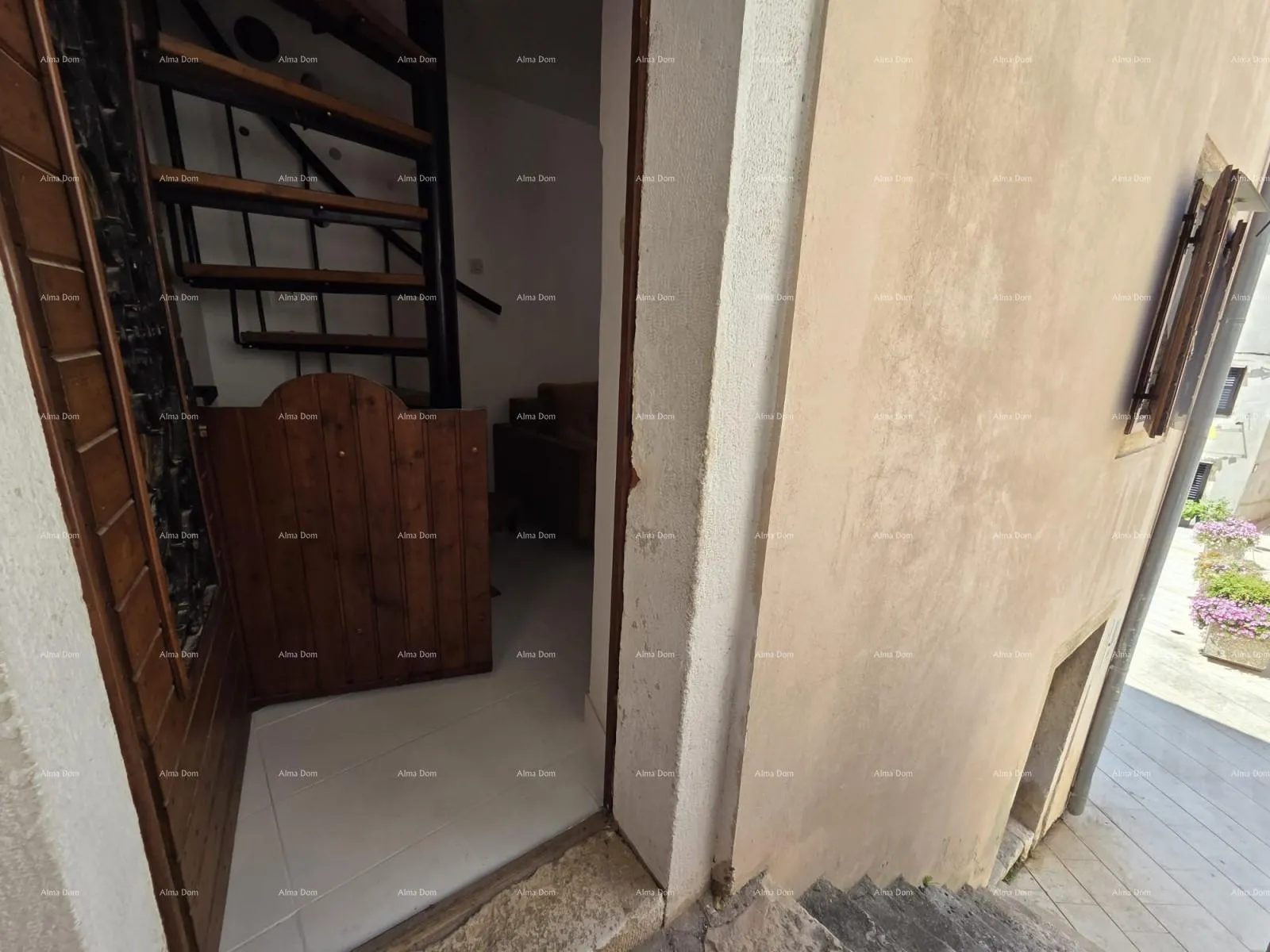 kuća prodaje se renovirana kamena kuća u centru grada vodnjan - slika 12