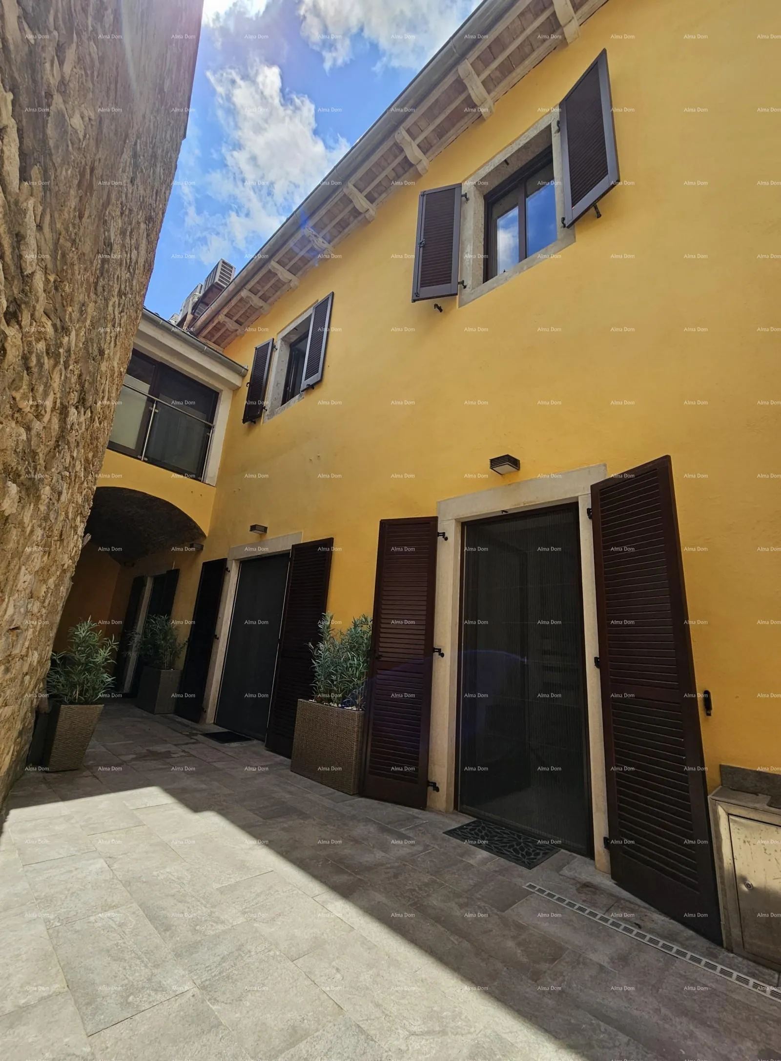Kuća Prelijepa kuća s tri etažirana apartmana u staroj jezgri grada, Poreč!