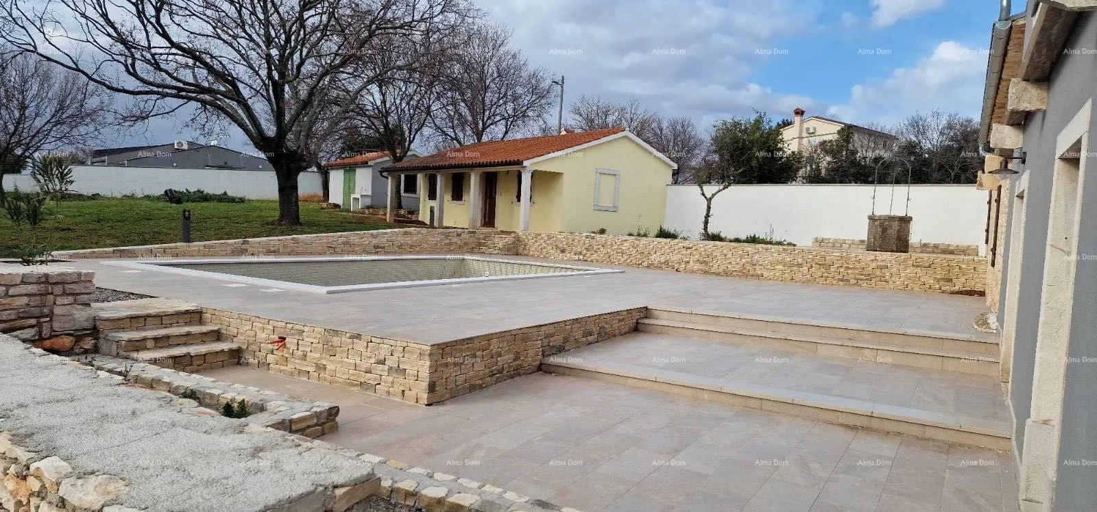 kuća na prodaju kuća s bazenom i dvorištem – mirno selo kraj barbana - slika 4