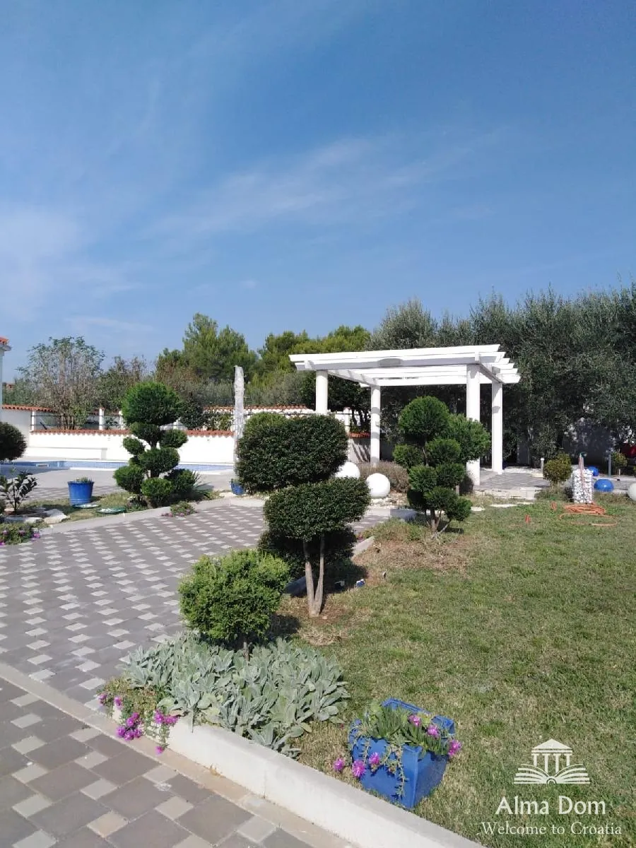 kuća luksuzna villa sa bazenom, velikom i uređenom okućnicom. - slika 11