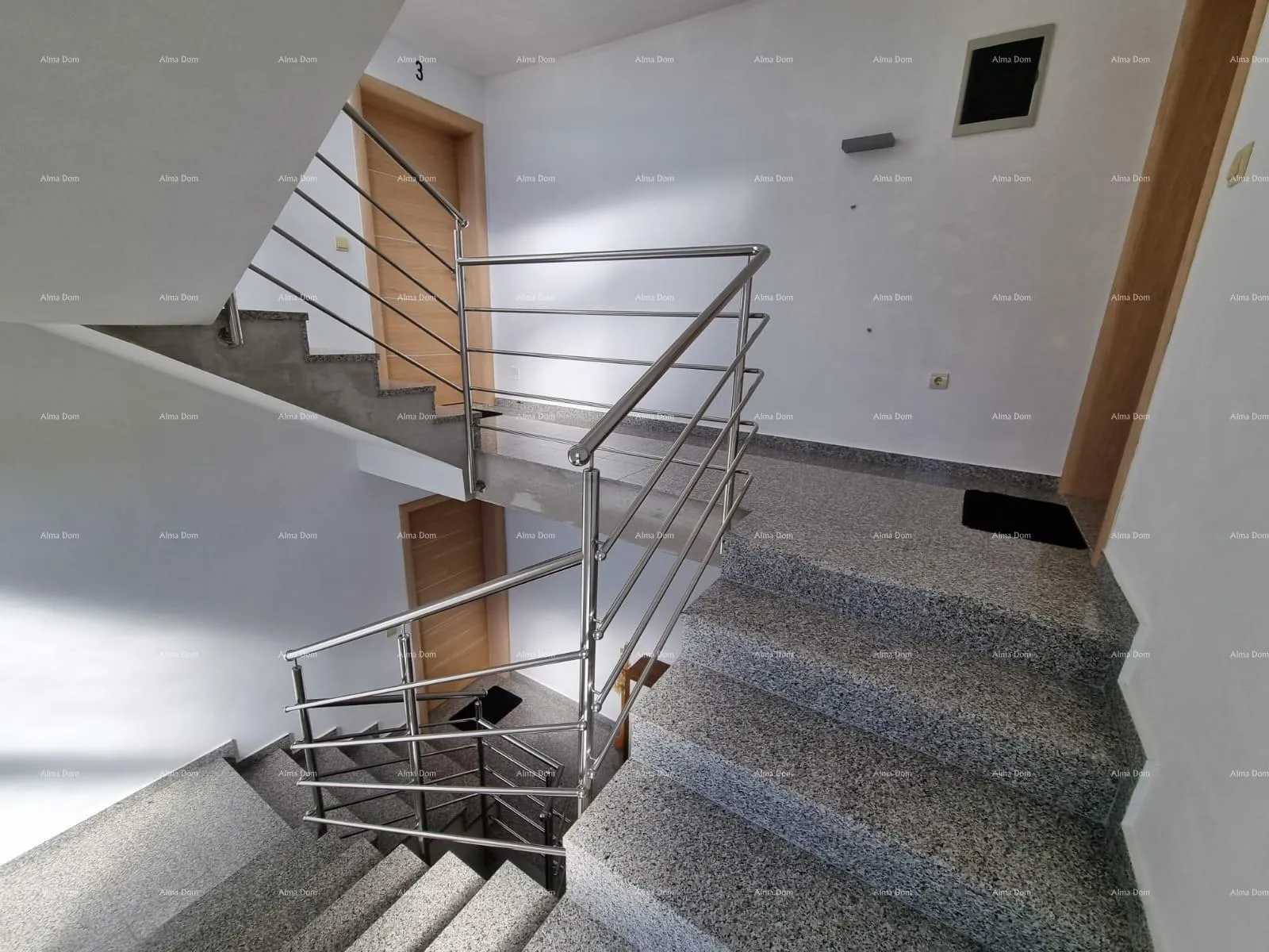 kuća medulin! kuća sa 6 zasebnih stambenih jedinica! - slika 30