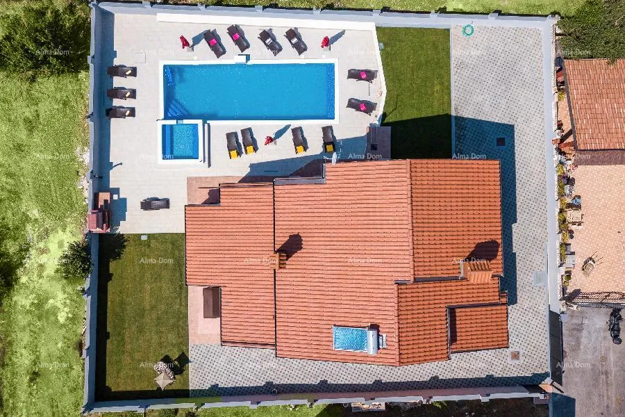 Kuća Valdebek. Samostojeća kuća s bazenom i jacuzzijem! Blizina centra grada Pule.