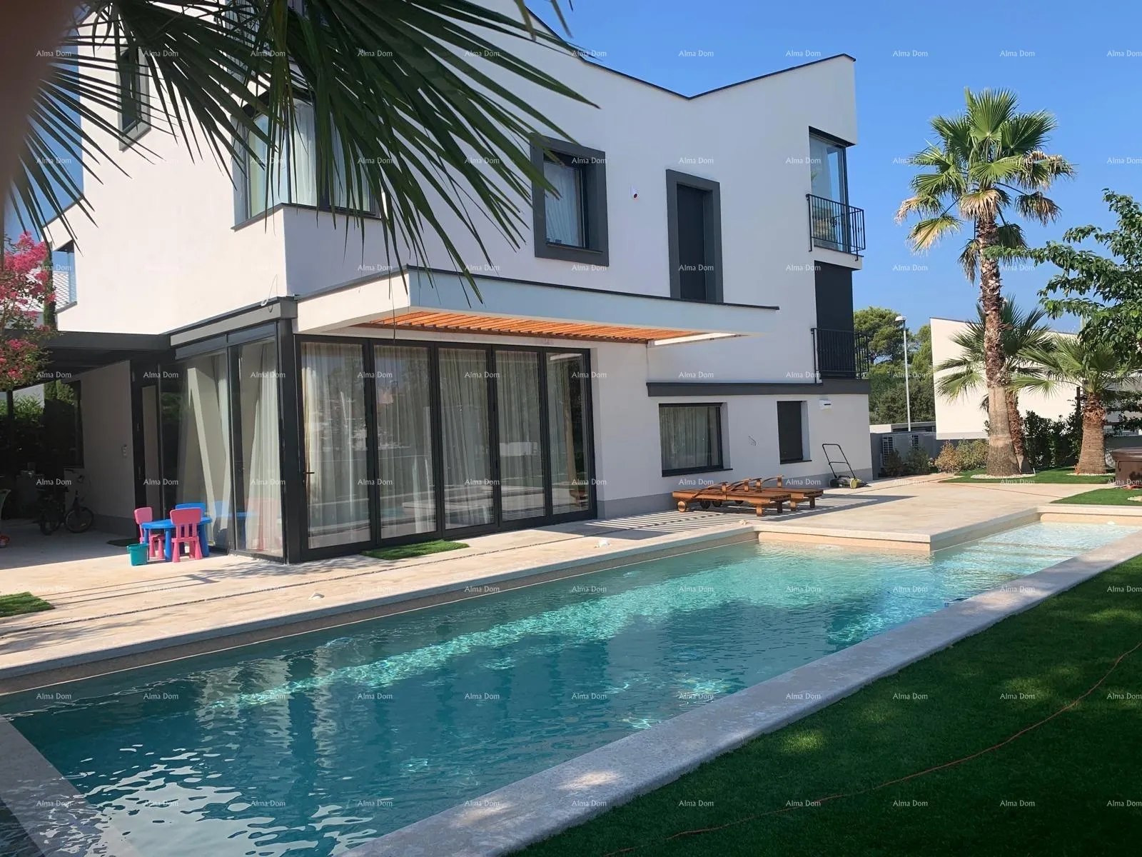 Kuća Prodaja - Prekrasna, moderna vila s bazenom - smart home, Fažana! Pogled na more!