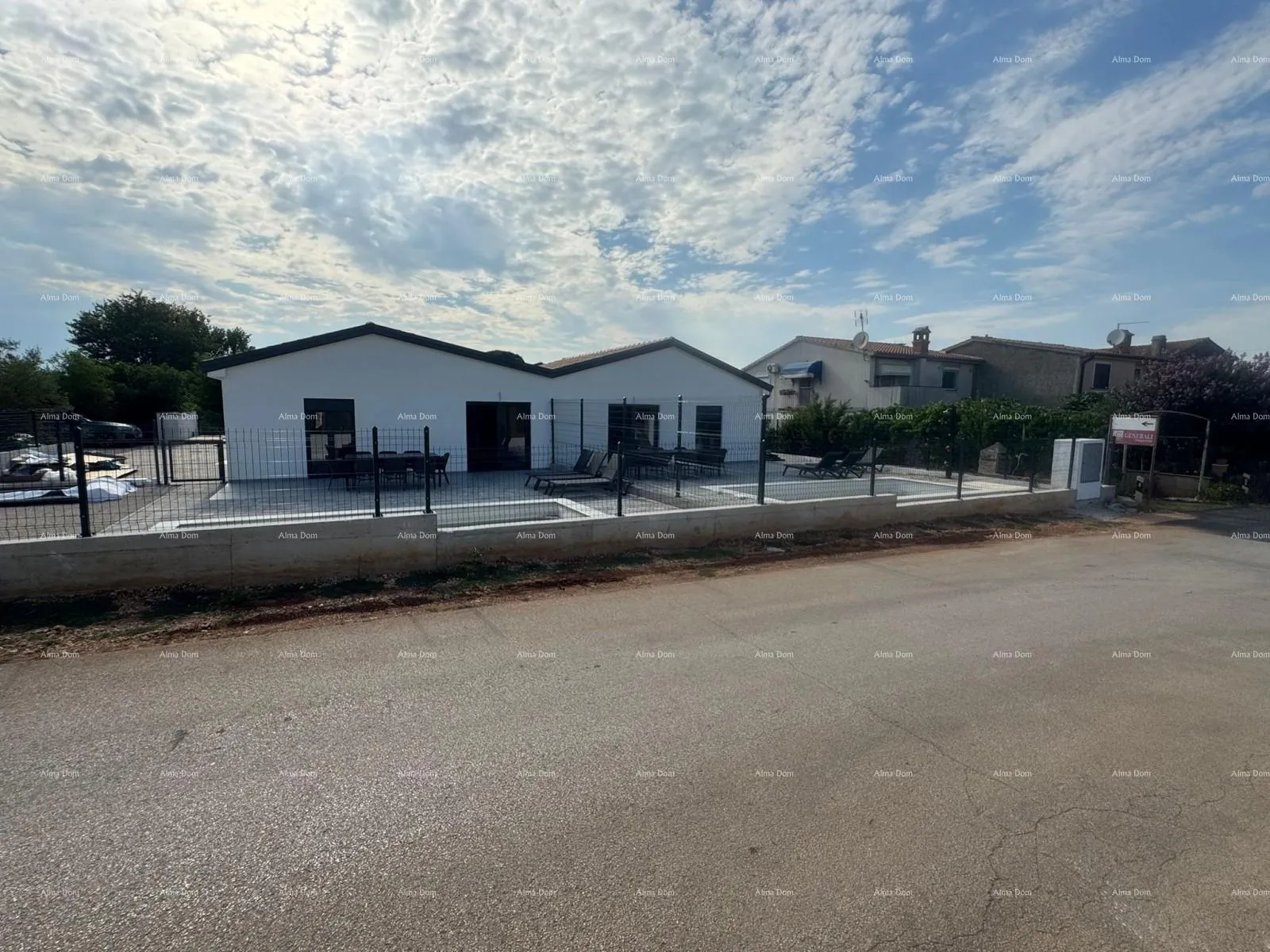 kuća prodaja- dvojna kuća s grijanim bazenom, okolica poreča! - slika 15