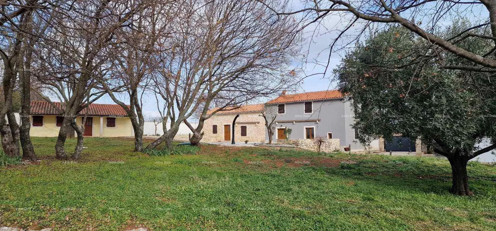 kuća na prodaju kuća s bazenom i dvorištem – mirno selo kraj barbana - slika 2